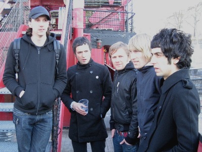 De gauche à droite : Christophe (basse), Patrice (batterie), Krystofz (chant), Yann (guitare) et Michael (guitare)